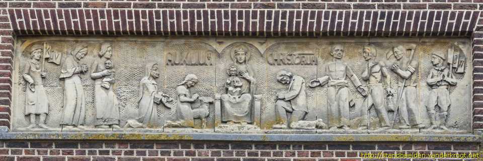 Nieuwenhagen - Beeldhouwwerk kerk O.L.V. Hulp der Christenen