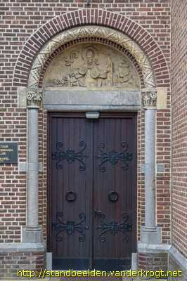 Nieuwenhagen - Beeldhouwwerk kerk O.L.V. Hulp der Christenen