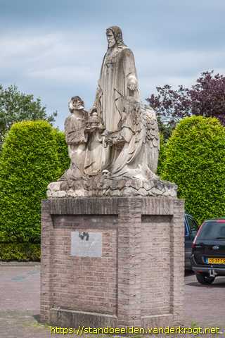 Liempde -  Heilig Hartbeeld met Johannes de Doper en engel