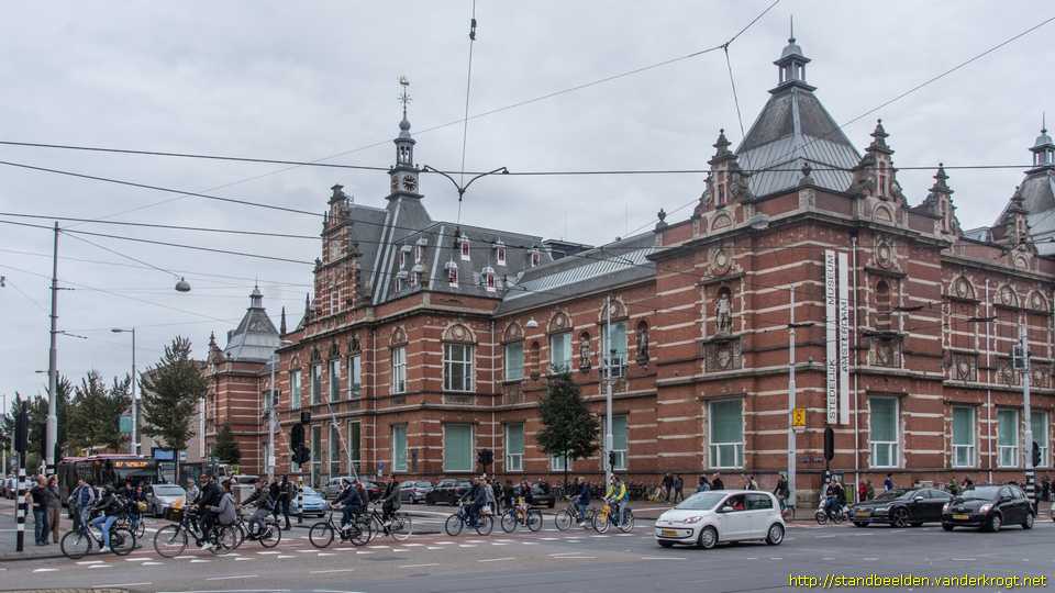 Amsterdam -  Gevelbeelden Stedelijk Museum