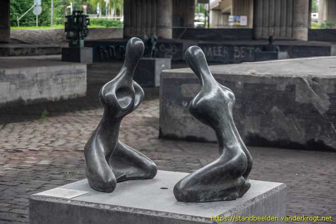 Rotterdam -  Twee knielende figuren