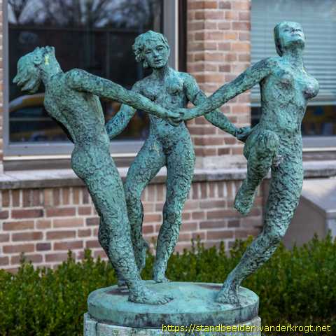 Wassenaar -  Drie reidansende vrouwen
