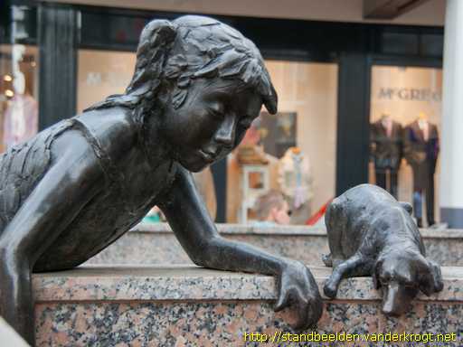 Zoetermeer -  Meisje spelend met hond